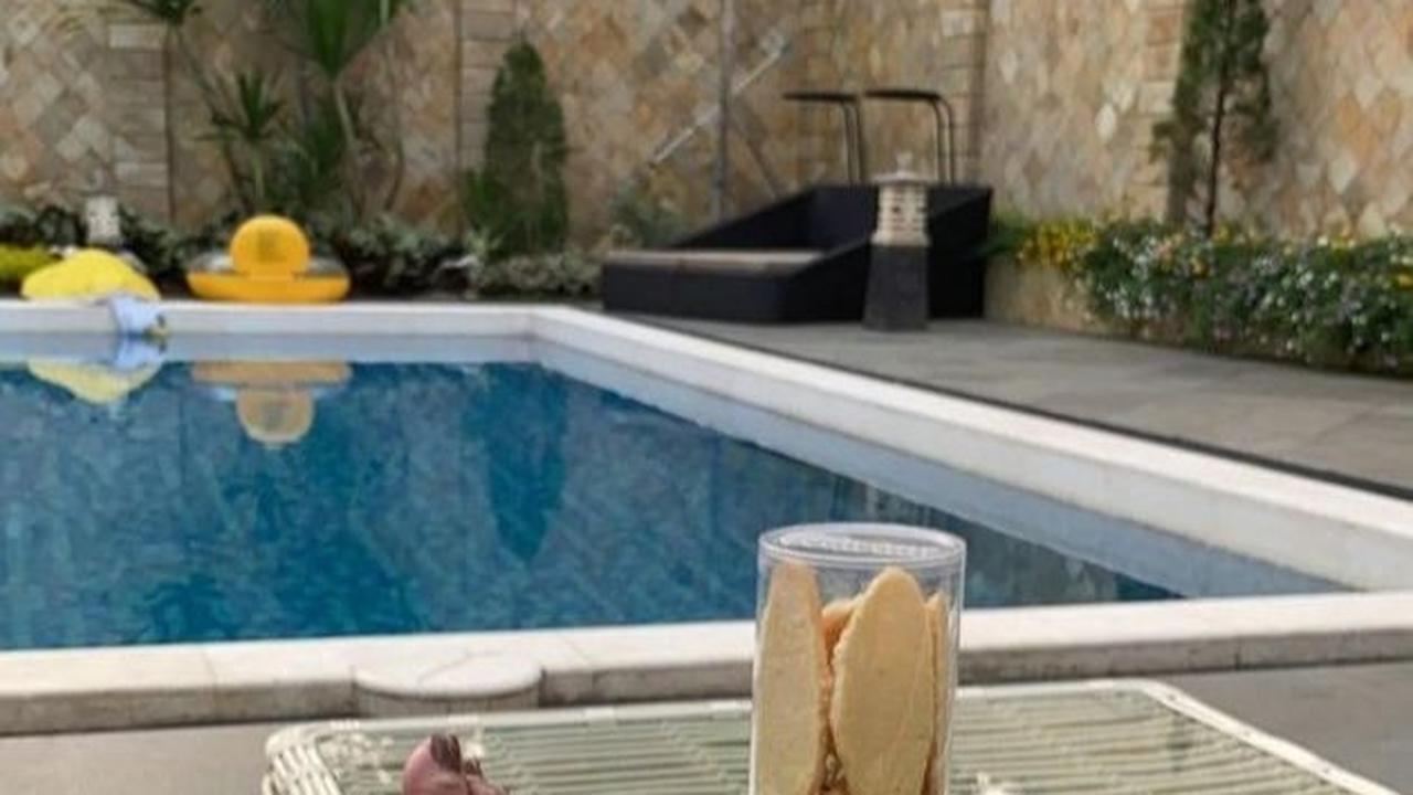 Kolam renang yang luas menciptakan kesempatan untuk bersantai dan menikmati momen-momen berharga bersama keluarga