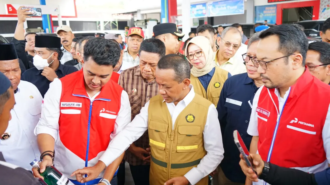 Dalam upaya ini, Menteri Energi dan Sumber Daya Mineral (ESDM), Bahlil Lahadalia, melakukan kunjungan kerja ke Baubau, Sulawesi Tenggara, pada Minggu (9/3/2025)