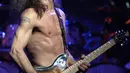 Dalam file foto 5 Agustus 2004 ini, gitaris Van Halen Eddie Van Halen tampil di Phoenix. Gitaris itu sudah keluar masuk rumah sakit pada tahun lalu dan baru-baru ini menjalani serangkaian kemoterapi, lapor TMZ. (AP Photo/Tom Hood, File)