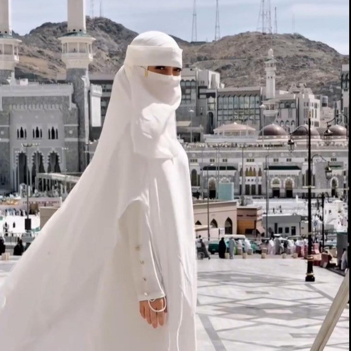 Meski Bercadar, Celine Evangelista Tetap Terlihat Cantik dan Anggun Pakai Gamis Putih saat Jalani Umrah Perdana
