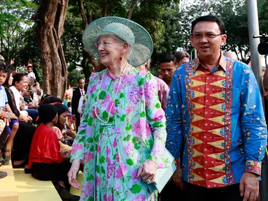 Ratu Denmark Margrethe II didampingi Gubernur DKI Jakarta Basuki T Purnama mengunjungi Ruang Publik Terpadu Ramah Anak (RPTRA) Kenanga di Cideng, Jakarta, Kamis (22/10/2015). (Liputan6.com/Yoppy Renato)