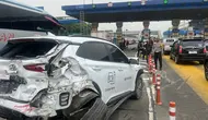 Sebuah mobil rusak berat setelah terlibat kecelakaan beruntun di Gerbang Tol Halim Utama. (Liputan6.com/Ady Anugrahadi).
