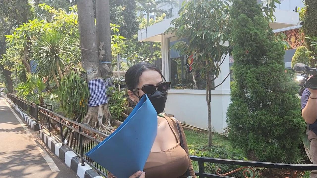 Namun demikian, Siskaeee yang hanya bermain untuk satu film Kramat Tunggak itu masih enggan banyak bicara.