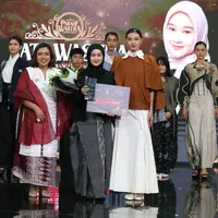 Ayu Nur Khofipah sebagai pemenang ketiga Tata Wastra 2025./copyright fimela/adrian putra