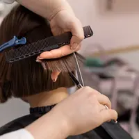 Kita mungkin pernah mengalami momen ketika stres terasa begitu berat hingga muncul dorongan mendadak untuk mengubah penampilan secara drastis terutama dengan memotong rambut. (foto/dok: freepik)