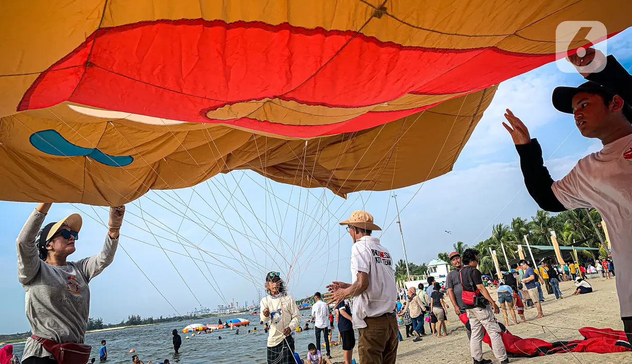 Festival layang-layang ini menyedot perhatian pengunjung untuk menyaksikan. (Liputan6.com/Faizal Fanani)