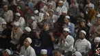 Ribuan jemaah dari berbagai wilayah di Indonesia berdoa usai melakukan salat tarawih di Jalan Pahlawan, Bogor, Jawa Barat, Kamis (20/3/2025). (merdeka.com/Arie Basuki)