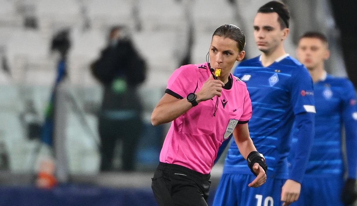 Wasit Prancis, Stephanie Frappart membunyikan peluit untuk memulai pertandingan Grup G Liga Champions antara Juventus vs Dynamo Kiev di Allianz Stadium, Kamis (3/12/2020) dinihari WIB. Frappart menjadi wasit perempuan pertama yang memimpin pertandingan Liga Champions men’s team. (Vincenzo PINTO/AFP)