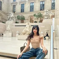 Anya Geraldine tampil feminin dengan corset top, celana kulot jeans dan sneakers. @anyageraldine.