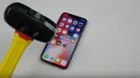 iPhone X diuji dengan palu. Dok: Techrax