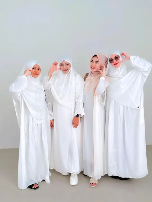 6 Potret Happy Asmara Pakai Busana Muslim Serba Putih, Wajahnya Bikin Pangling