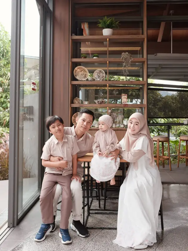 6 Potret Terbaru Larissa Chou dan Ikram Rosadi, Absen di Perayaan Natal Keluarga