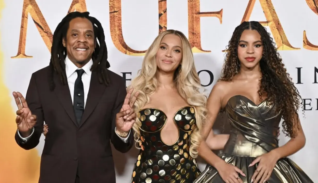 Tampilannya begitu memikat serasi dengan Beyonce yang kenakan gaun paduan hitam emas. (Foto: Instagram/ Blue Ivy)