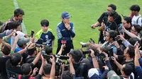 Pelatih kepala Timnas Indonesia, Shin Tae-yong dikerumuni para wartawan usai sesi latihan di Lapangan A, Kompleks Gelora Bung Karno, Senayan, Jakarta, Sabtu (31/8/2024) sebagai persiapan jelang menghadapi Arab Saudi pada putaran ketiga kualifikasi Piala Dunia 2026 zona Asia. (Bola.com/Abdul Aziz)