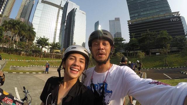 Suka Olahraga Bareng, Ini 7 Potret Nadila Ernesta dan Eno Netral Saat Bersepeda