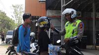 Anak berangkat sekolah kendarai sepeda motor tapi tak berhelm. (Foto: Liputan6.com/Istimewa)