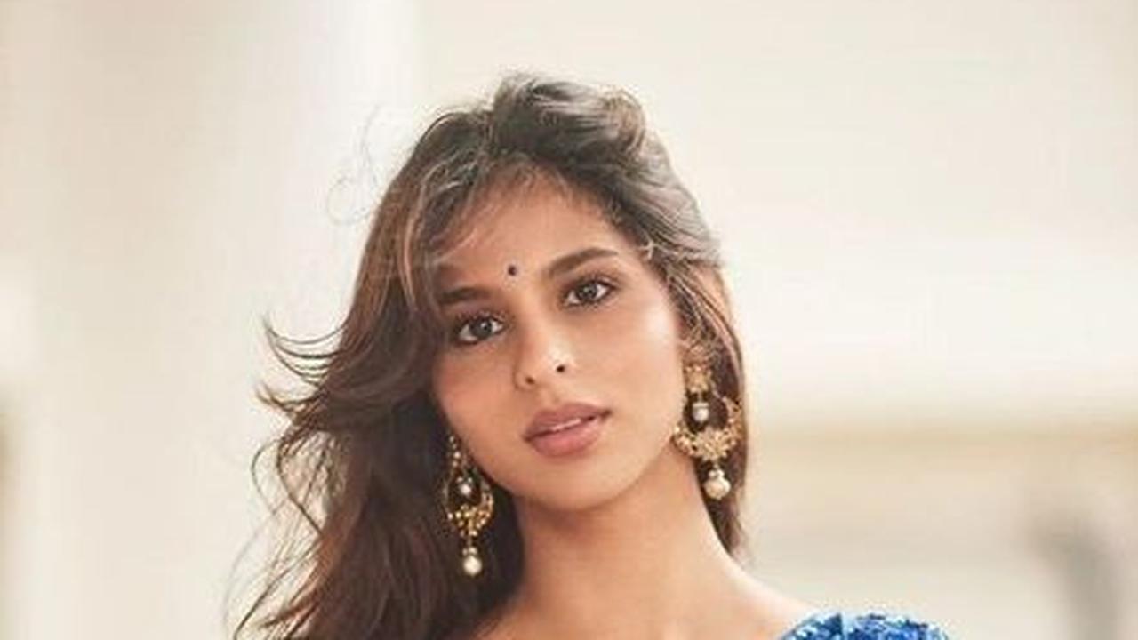 8 Potret Kecantikan Suhana Anak Shahrukh Khan Pakai Sari Biru, Memesona Tuai Banyak Pujian