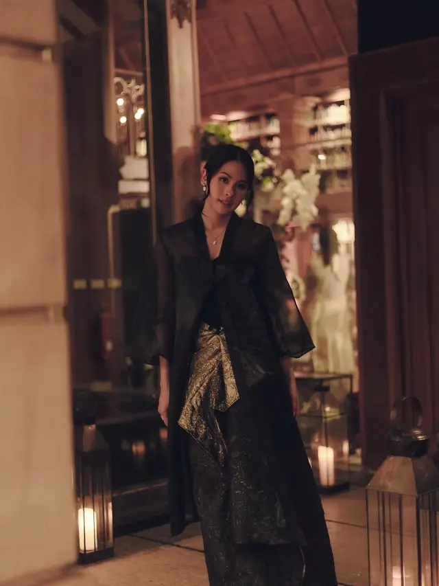 Tampilan Magis Maudy Ayunda Bacakan Puisi Perjalanan Cinta Habibie Ainun dengan Kebaya Tembus Pandang