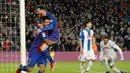 Pemain Barcelona, Luis Suarez dan Lionel Messi merayakan gol saat melawan Espanyol pada lanjutan La Liga Spanyol di Camp Nou, (18/12/2016). Barcelona menang 4-1. (REUTERS/Albert Gea)