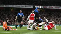 Gelandang Arsenal, Aaron Ramsey, terjatuh saat berebut bola dengan pemain Bournemouth, Joshua King, pada laga Premier League di Stadion Emirates, Inggris. (Reuters/Stefan Wermuth)