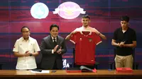 Pemain Naturalisasi, Ivar Jenner (kedua kanan) menerima jersey dari Ketua Umum PSSI, Erick Thohir didampingi Waketum PSSI, Zainudin Amali saat konferensi pers pengumuman resmi FIFA Matchday antara Timnas Indonesia melawan Argentina di ruang media Stadion Utama Gelora Bung Karno (SUGBK), Jakarta, Rabu (24/05/2023). (Bola.com/Bagaskara Lazuardi)