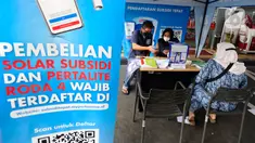 Petugas melayani warga yang mendaftar untuk pembelian bahan bakar minyak (BBM) jenis Pertalite dan Solar subsidi untuk kendaraan roda empat di SPBU Pertamina 31.124.02 di kawasan Fatmawati, Jakarta, Rabu (27/7/2022). PT Pertamina (Persero) mencatat 80 persen kendaraan yang didaftarkan mengkonsumsi BBM jenis Pertalite. (merdeka.com/Arie Basuki)