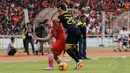 Pemain depan Persija, Yevgeni Kabayev (kiri) berebut bola dengan Nanak (Sriwijaya FC) saat berlaga di Trofeo Persija di Stadion GBK Jakarta, (11/1/2015). Persija, Arema Cronus dan Sriwijaya FC menjadi juara bersama. (Liputan6.com/Helmi Fithriansyah)