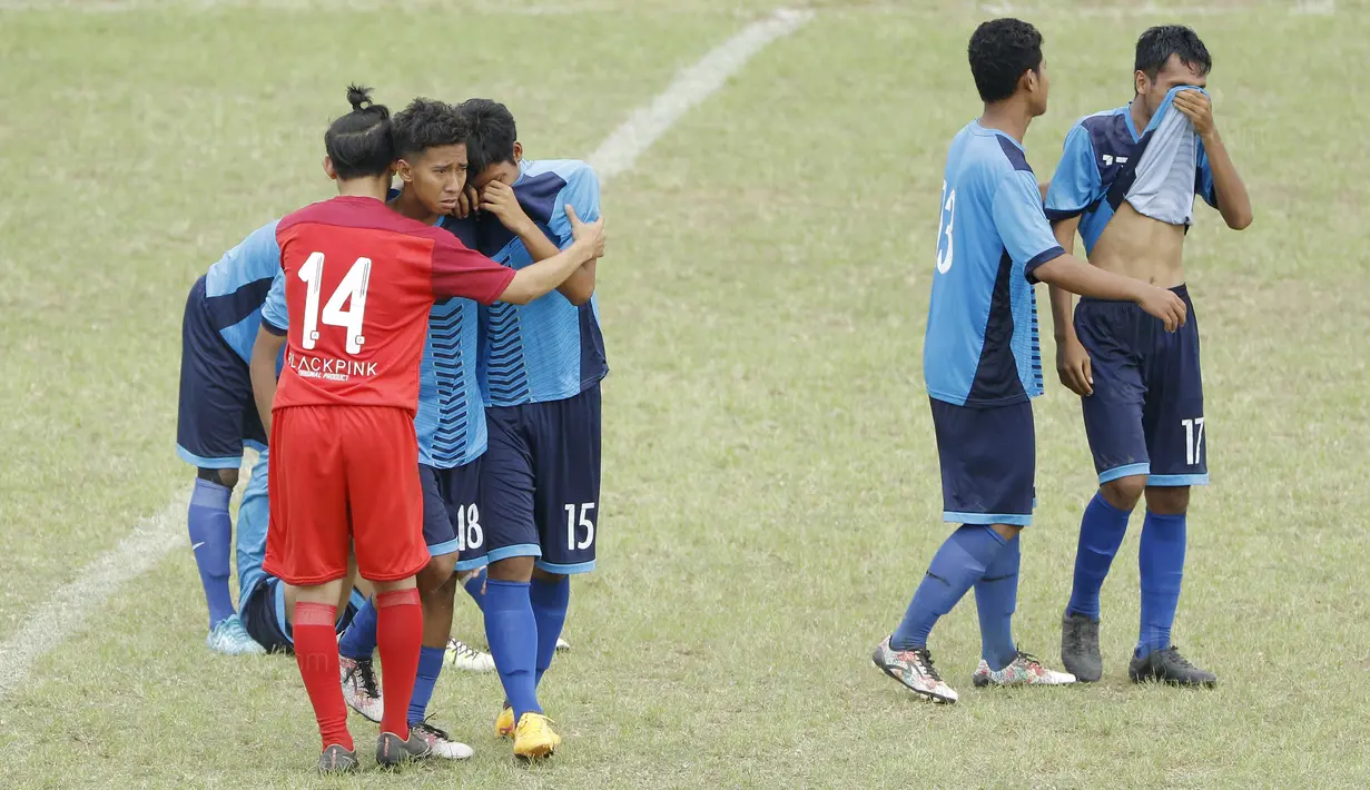 Pemain Unitomo Surabaya tampak sedih usai takluk dari UMM Malang pada laga Torabika Campus Cup 2017 di Stadion Universitas Negeri Malang, Rabu, (01/11/2017). UMM menang adu penalti 4-3 atas Unitomo. (Bola.com/M Iqbal Ichsan)