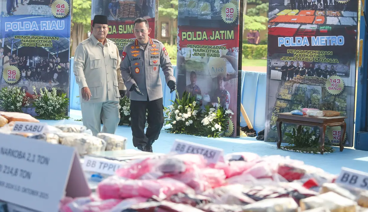 Presiden Prabowo Subianto (kiri) bersama Kapolri Jenderal Listyo Sigit Prabowo melakukan pengecekan sebelum memusnahkan barang bukti narkoba sitaan Kepolisian Republik Indonesia, di Lapangan Bhayangkara, Mabes Polri, Rabu (29/10/2025). Adapun rincian barang bukti tersebut adalah 186,7 ton ganja, 9,2 ton sabu, 1,9 ton tembakau gorila, 2,1 juta butir ekstasi, 13,1 juta butir obat keras, 27,9 kilogram ketamin, 34,5 kilogram kokain, 6,8 kilogram heroin, 5,5 kilogram THC, 18 liter etomidate, 132,9 kilogram hashish, 1,4 juta butir happy five, dan 39,7 kilogram happy water. (merdeka.com/Arie Basuki)