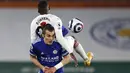 Penyerang Crystal Palace, Christian Benteke bersaing dengan bek  Leicester City, Caglar Soyuncu dalam lanjutan Premier League digelar di King Power Stadium, Selasa (27/4/2021) dini hari WIB. Leicester City memetik kemenangan penting 2-1 di kandang atas Crystal Palace. (Adrian Dennis/Pool via AP)
