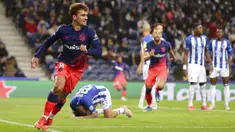 Pemain Atletico Madrid Antoine Griezmann melakukan selebrasi usai mencetak gol ke gawang FC Porto pada pertandingan sepak bola Grup B Liga Champions di Stadion Dragao, Porto, Portugal, 7 Desember 2021. Atletico Madrid menang 3-1. (AP Photo/Luis Vieira)