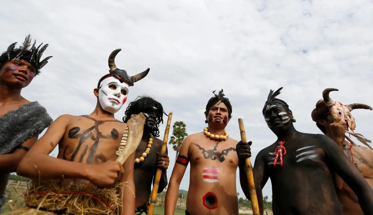 Sejumlah warga saat mengambil bagian dalam acara perayaan Festival "Lok Ta Pring Ka-Ek" yang merupakan bagian dari festival keagamaan tahunan di pinggiran Phnom Penh, Kamboja, (9/6/2016). (REUTERS/Samrang Pring)