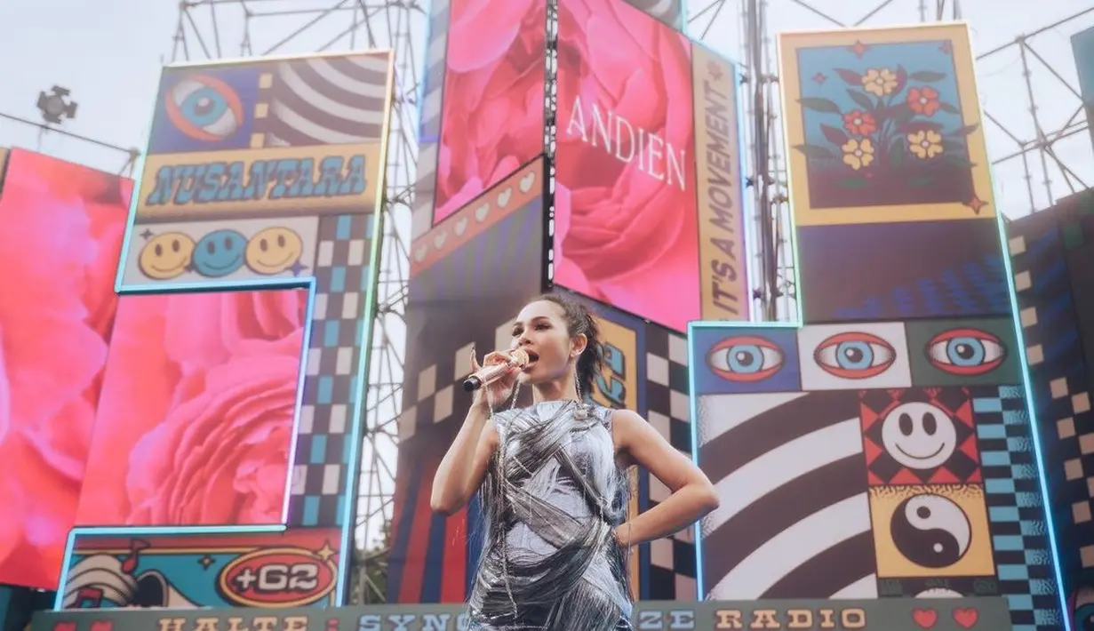 Masih ada satu catatan menarik dari Synchronize Festival 2022 yang digelar di Jakarta dari 7 hingga 9 Oktober 2022. Salah satunya, Andien yang tampil dengan rambut keriting dan kostum silver layaknya superhero. Pelantun “Pulang” dan “Gemintang” berbagi cerita soal rencana terburuk batal manggung lantaran hujan yang melanda Ibu Kota tak kunjung reda. (Foto: Dok. Instagram @andienaisyah)