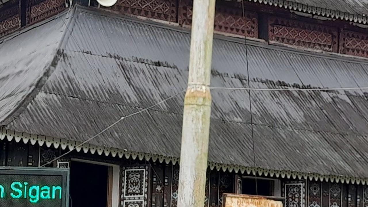 Masuk ke dalam masjid, suasana teduh dan sejuknya angin di kota yang juga dijuluki Kota Serambi Makkah ini semakin membuat pengunjung yang ingin beribadah lebih dekat kepada Sang Pencipta.
