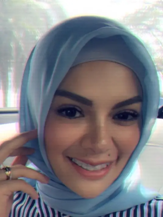 Selain itu, Nikita juga menjelaskan maksud tulisan di Instagramnya saat mengunggah pertama kali dirinya mantap menggunakan hijab. Nikita menuliskan, 'Terima kasih memberiku luka' di Instagram’. (Instagram/nikitamirzanimawardi_17)