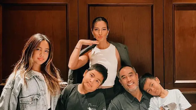 Potret Keluarga Nia Ramadhani (Instagram/@ramadhaniabakrie)