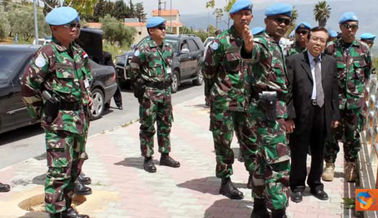 Citizen6, Lebanon: Dubes RI untuk Lebanon di dampingi empat orang stafnya tiba di Kompi Bravo yang berkedudukan di Marjayoun UN Posn 7-3. (Pengirim: Badarudin)