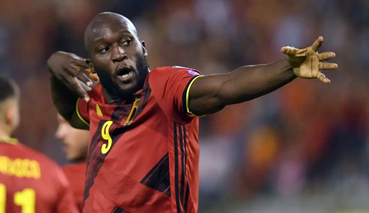 Romelu Lukaku. Striker Belgia ini melakukan debut di timnas senior saat berusia 16 tahun pada laga persahabatan melawan Kroasia yang berujung kekalahan 0-1, 3 Maret 2010. Total telah mengoleksi 101 Caps dengan torehan 68 gol dan 15 assist. Ia menjadi top skor Belgia sepanjang masa. (AFP/John Thys)