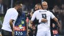 Karim Benzema memeluk Zidane saat meraih trofi Liga Champions di San Siro Stadium, Milan, (28/5/2016). Zinedine mundur sebagai pelatih Madrid 31 Mei 2018. (AFP/Filippo Monteforte)