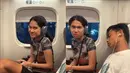 Pratama Arhan dan Azizah Salsha lagi-lagi memamerkan kemesraan mereka yang bikin baper netizen. Keduanya diketahui sedang dalam perjalanan naik kereta cepat Shinkansen dari Tokyo ke Kyoto. Di momen itu, Zize tampak berekspresi jahil, bercanda meledek suami yang tertidur di sebelahnya. (Liputan6.com/IG/@vickyalaydrus)