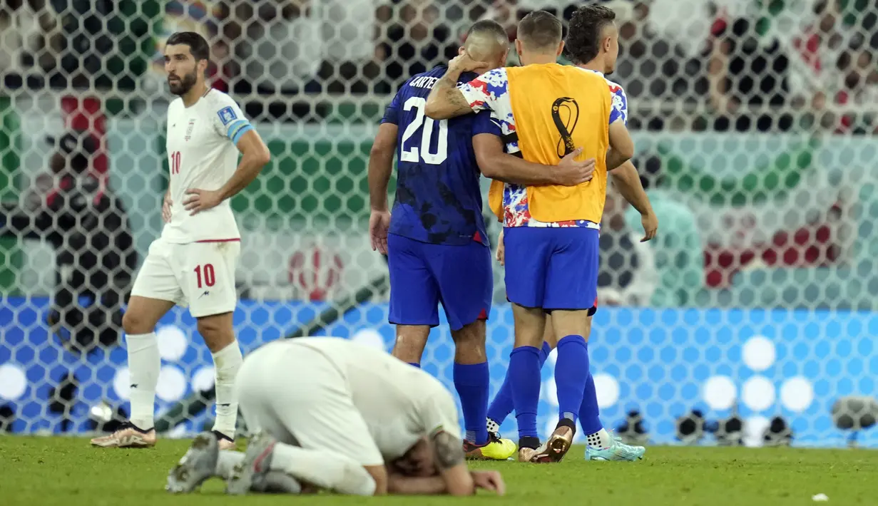 Reaksi para pemain Iran setelah kalah dari timnas Amerika Serikat  pada akhir laga pamungkas Grup B Piala Dunia 2022 di Stadion Al Thumama, Rabu (30/11/2022) dini hari WIB. Iran gagal ukir sejarah melaju ke babak 16 besar setelah kalah tipis 0-1 lawan Amerika Serikat. (AP Photo/Ashley Landis)