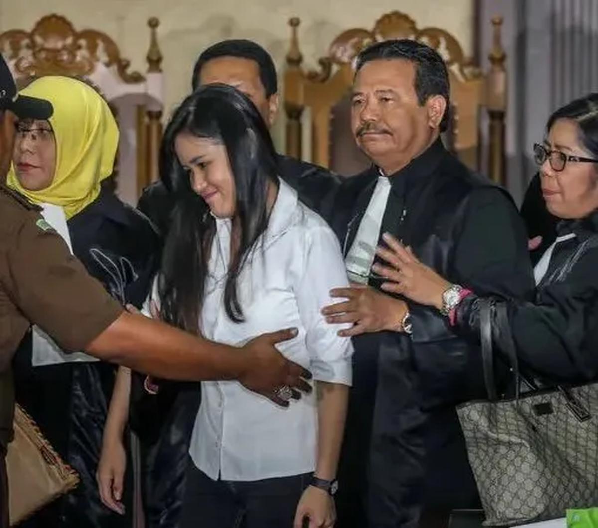 "Perjuangan akan tetap dilanjutkan , Mohon doa dari seluruh masyarakat yang mendambakan keadilan terjadi di Bumi Pertiwi," tulis Otto dalam keterangan foto yang memperlihatkan isi surat dari Jessica.<br>