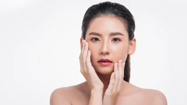 wanita memegang wajah