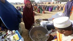 LSM lokal menyiapkan makanan berbuka puasa untuk orang-orang selaam bulan suci Ramadhan di kamp pengungsi internal di pinggiran Mogadishu, Somalia pada Jumat, 24 Maret 2023. (AP Photo/Farah Abdi Warsameh)