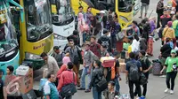 Pemudik bersiap memasuki bus di Terminal Kampung Rambutan, Jakarta, Jumat (1/7). H-5 jelang puncak arus mudik Lebaran 2016, terminal Kampung Rambutan mulai dipadati pemudik. (Liputan6.com/Yoppy Renato)