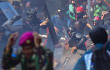 FOTO: Demo Ricuh di Kwitang Usai Kematian Driver Ojol Tertabrak Rantis Brimob