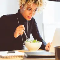 Jika kamu sedang diet, jauhi makan di jam ini ya. Bikin gemuk! (Sumber Foto: Izabela Habur/Getty Images)