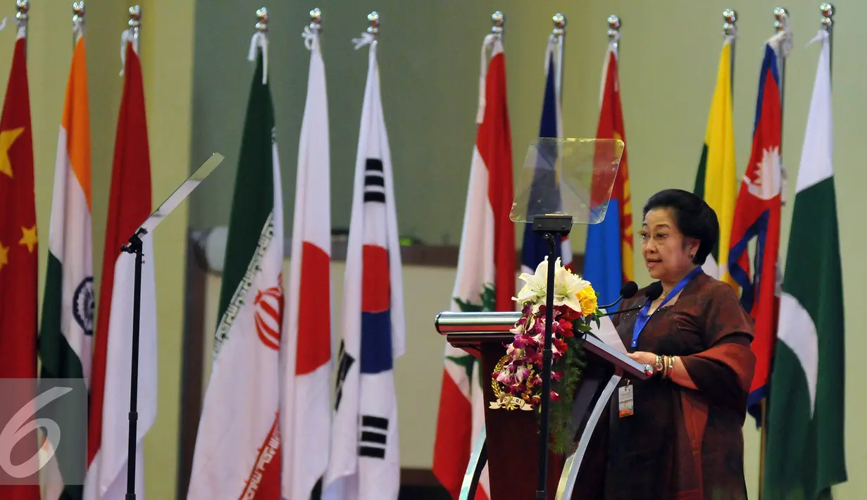 Ketua Umum PDIP Megawati Soekarnoputri memberikan sambutan saat menghadiri ICAPP 2016 di Komplek Parlemen Senayan, Jakarta, Jumat (22/4). Konferensi tersebut di ikuti oleh 48 partai politik dari 32 negara. (Liputan6.com/Johan Tallo)