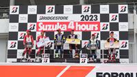 Podium Suzuka 4 Hours di Sirkuit Suzuka hari Minggu (09/07/2023). Tampak dua pembalap binaan PT Astra Honda Motor: Adenanta Putra dan Herjun Atna Firdaus naik podium kedua. (Dokumentasi Astra Honda)