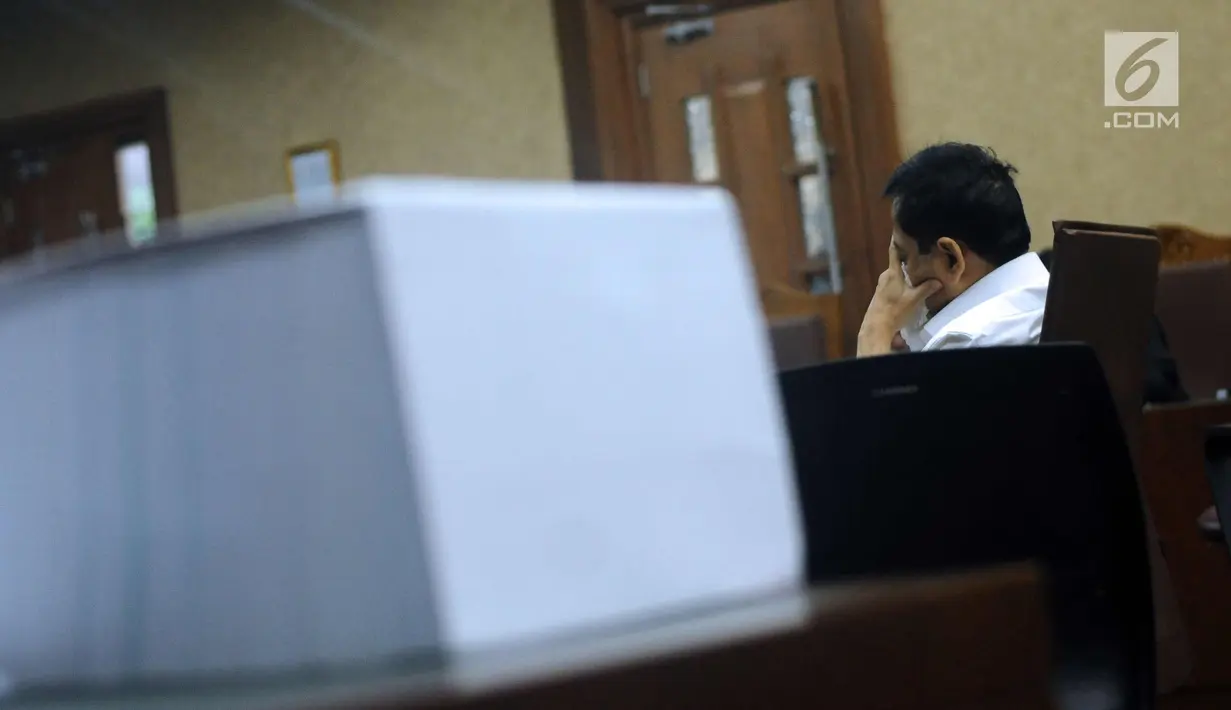 Terdakwa korupsi proyek E-KTP Setya Novanto saat mengikuti persidangan di Pengadilan Tipikor, Jakarta, Rabu (13/12). Setya Novanto dinyatakan sehat dan sidang pembacaan dakwaan oleh JPU KPK dilanjutkan. (Liputan6.com/Helmi Fithriansyah)